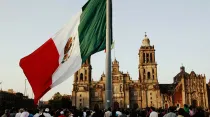 Bandera de México, con la Catedral al fondo. Foto: Flickr de LWYang (CC BY 2.0).