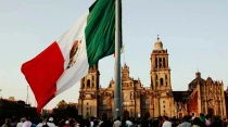 Bandera de Mu00e9xico frente a la Catedral Metropolitana / Foto: Flickr LWYang (CC-BY-2.0)
