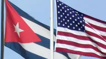 Bandera de Estados Unidos. Foto: Jeff Kubina (CC BY-SA 2.0) / Bandera de Cuba. Foto: Rotatebot (CC BY-SA 3.0)