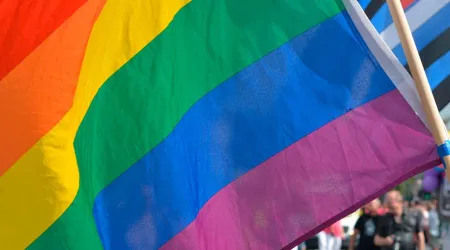 Obispo pide cautela a católicos frente a agenda ofensiva del mes del orgullo gay