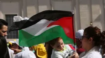 Una bandera palestina en la Plaza de San Pedro. Foto: Bohumil Petrik (ACI Prensa)