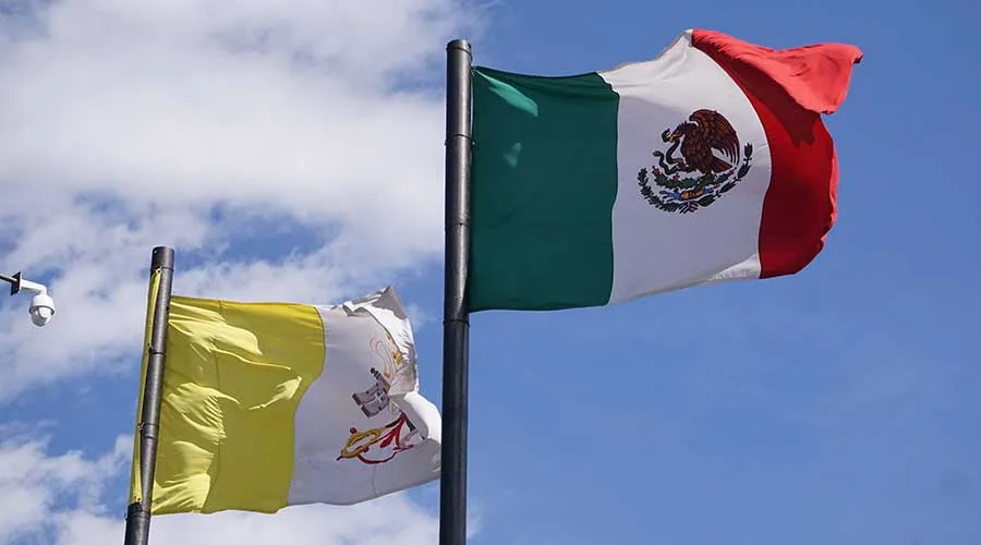 Banderas de México y del Vaticano. Foto: David Ramos / ACI Prensa.