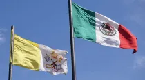 Banderas del Vaticano y México. Foto: David Ramos / ACI Prensa.
