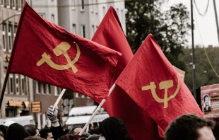Banderas comunistas. Cru00e9dito: Moisu00e9s Gonzu00e1lez / Unsplash 