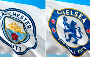 Banderas del Manchester City y el Chelsea. Cru00e9dito: Pixabay, dominio pu00fablico 