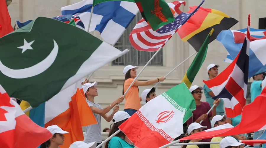 Jóvenes agitan banderas de diversos países en la Plaza de San Pedro. Foto: Bohumil Petrick / ACI Prensa?w=200&h=150