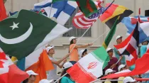 Jóvenes agitan banderas de diversos países en la Plaza de San Pedro. Foto: Bohumil Petrick / ACI Prensa