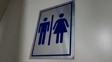 Aprueban “baños transexuales” en la Pontificia Universidad Católica del Perú