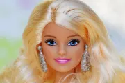 Sacerdote reflexiona ante polémica por muñecas Barbie con diseños religiosos