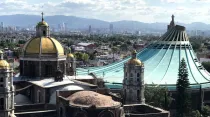 Antigua (izquierda) y nueva Basílica de Guadalupe (derecha) en Ciudad de México. Crédito: David Ramos / ACI Prensa.