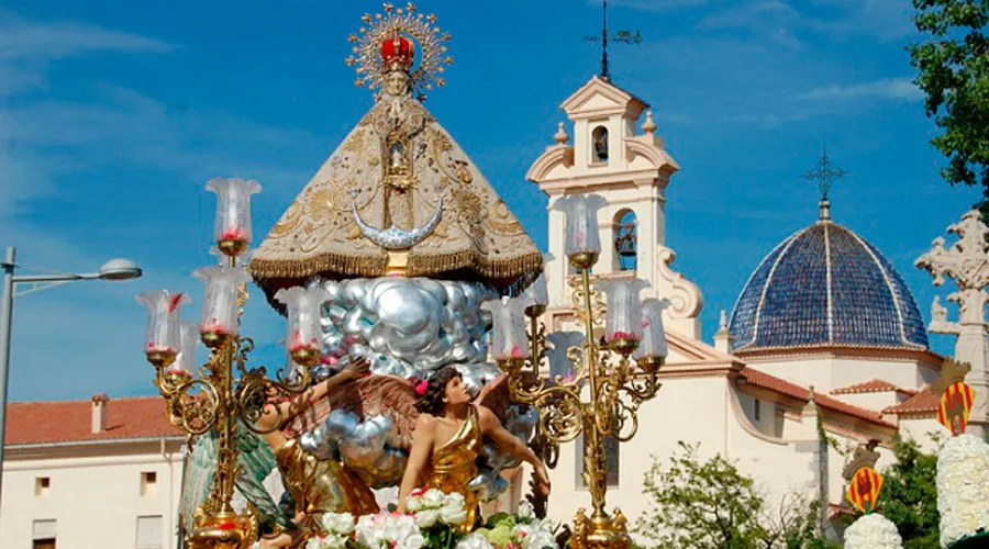 Imagen de la Mare de Déu de Lledó junto a su basílica. Foto: Diócesis de Segorbe-Castellón