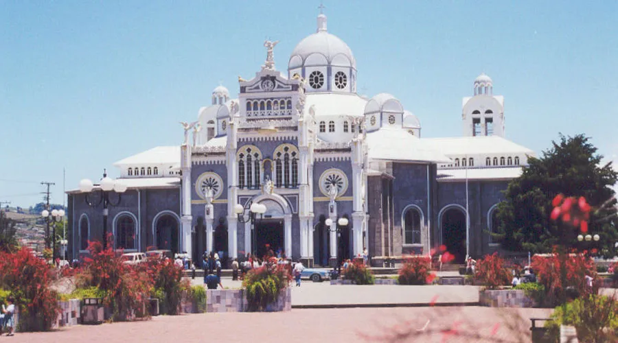 Basílica de Nuestra Señora de los Ángeles en Costa Rica. Crédito: Magalhaes / dominio público?w=200&h=150