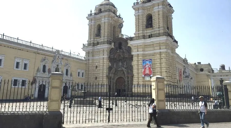 Basílica y convento de San Francisco en Lima, con el hoy derribado cerco que rodeaba la plazuela. Crédito: David Ramos / ACI Prensa.?w=200&h=150