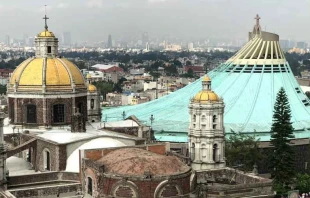 Antigua (izquierda) y nueva Basu00edlica de Guadalupe (derecha) en Ciudad de Mu00e9xico. Cru00e9dito: David Ramos / ACI Prensa. 