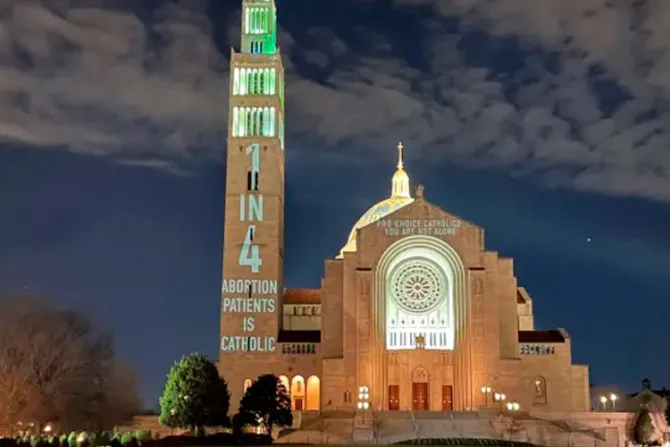 Proyectan mensajes proaborto sobre basílica en vísperas de Marcha por la Vida