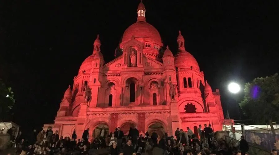 Basílica del Sagrado Corazón de París se tiñó de rojo en honor a mártires cristianos