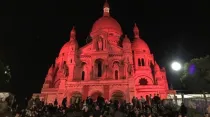 Basílica del Sagrado Corazón en París iluminada de rojo / Foto: Ayuda a la Iglesia Necesitada (ACN)