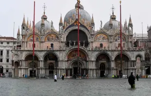 Imagen de la basílica de San Marcos en Venecia durante la época de inundaciones 