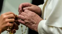 Ciudad del Vaticano - 7 de agosto de 2019. El Papa Francisco sostiene un rosario después de la audiencia general