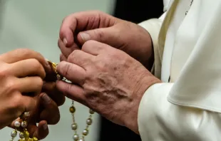 Ciudad del Vaticano - 7 de agosto de 2019. El Papa Francisco sostiene un rosario después de la audiencia general 