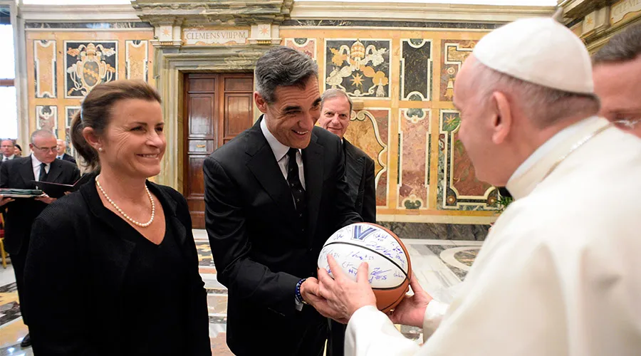 Papa Francisco recibiendo a Jay Wright / Crédito: Vatican Media ?w=200&h=150