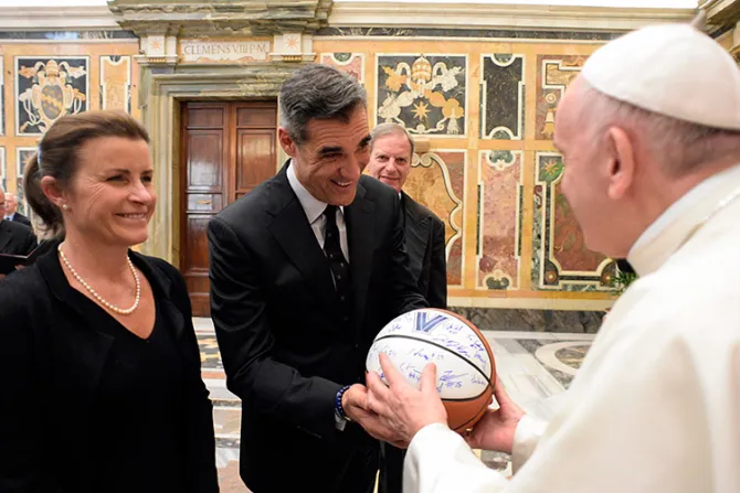 ¿Por qué le regalaron una pelota de basketball al Papa Francisco?