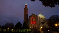 Basílica del Santuario Nacional de la Inmaculada Concepción de Washington iluminada de rojo / Cortesía de The Arlington Catholic Herald