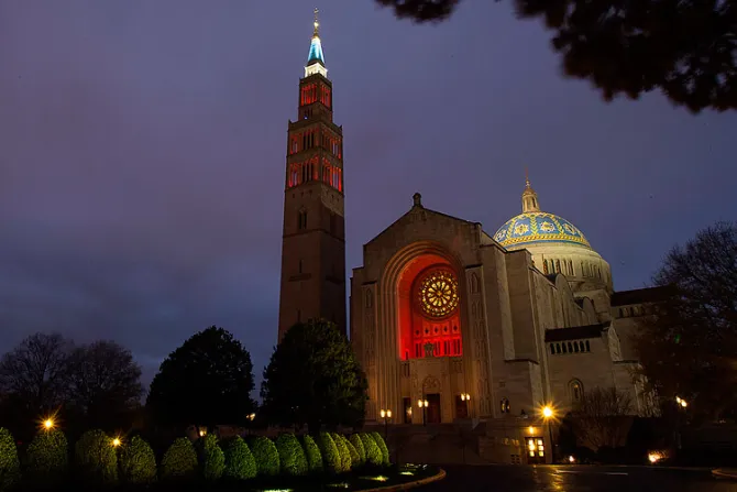 Iglesias de EEUU, Inglaterra y Australia se iluminan de rojo por los cristianos perseguidos