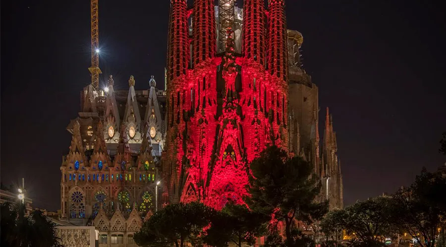 Así se iluminó de rojo la Basílica de la Sagrada Familia por los cristianos perseguidos