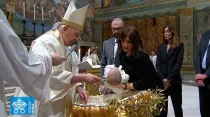 El Papa Francisco bautiza a unos de los 13 niños que recibieron el sacramento hoy en la Capilla Sixtina. Crédito: Vatican Media