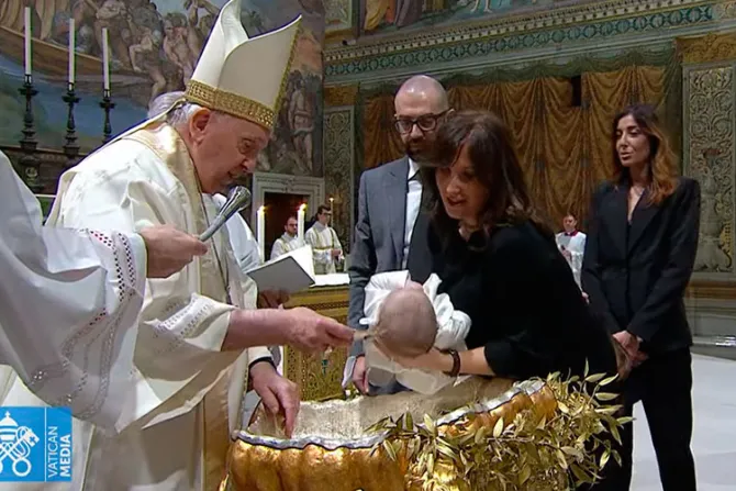 El Papa Francisco bautiza a 13 niños y explica una tarea crucial a los padres de familia