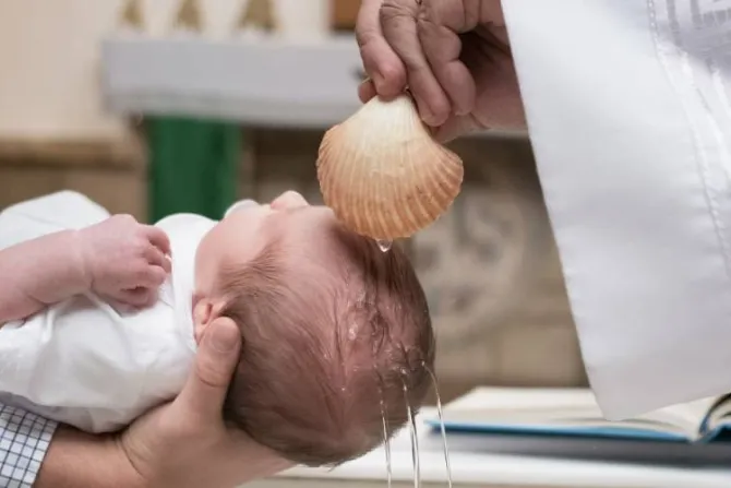 Arzobispo anima a bautizar pronto a los niños para que tengan “vida nueva en Cristo”