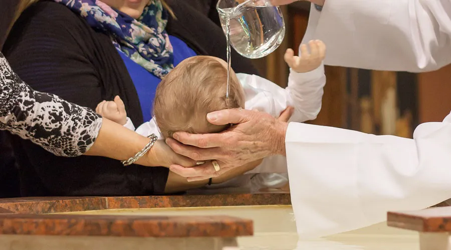 Sacerdote bautiza de emergencia a bebé lanzado a una autopista