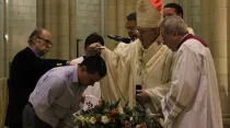 Daniel en el momento de su bautismo por el Arzobispo de Madrid, el Cardenal Carlos Osoro y junto a José Ignacio, su padrino. Foto: Archimadrid