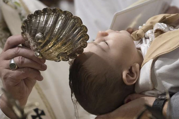 Obispo de Italia elimina padrinos de Bautismo y Confirmación por grave razón