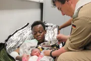 Así fue el bautizo de un recién nacido refugiado durante rescate en altamar