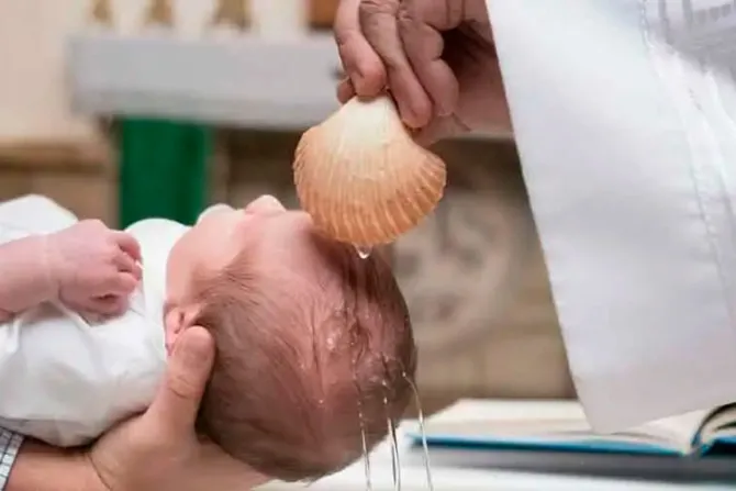 Obispo informa que durante décadas sacerdote hizo bautismos inválidos