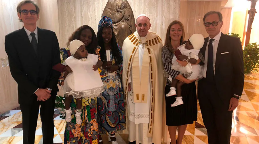 El Papa Francisco bautizó a las gemelas siamesas. Foto: Antoniette Montaigne?w=200&h=150