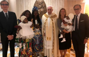 El Papa Francisco bautizu00f3 a las gemelas siamesas. Foto: Antoniette Montaigne 