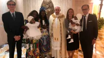 El Papa Francisco bautizó a las gemelas siamesas. Foto: Antoniette Montaigne