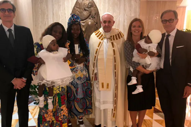 El Papa bautiza a gemelas siamesas separadas en el Hospital Bambino Gesù