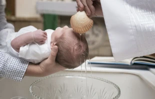 Bautizo. Crédito: Josh Applegate / Unsplash 