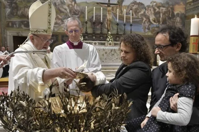 El Papa bautiza 34 niños: Si no se habla el lenguaje del amor no se puede transmitir la fe