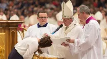 Papa Francisco bautizando catecúmentos / Crédito Daniel Ibañez (ACI Prensa)