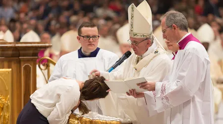 El Papa bautiza 8 nuevos cristianos, entre ellos a nigeriano que se enfrentó a un criminal