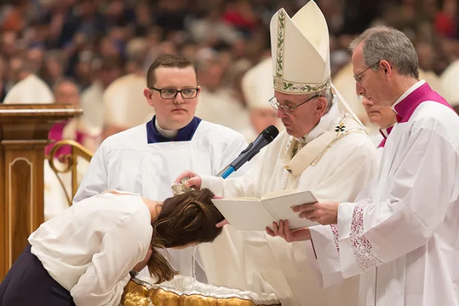 El Papa bautiza 8 nuevos cristianos, entre ellos a nigeriano que se enfrentó a un criminal