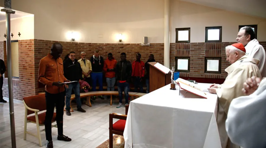 Inmigrante cruza el Mediterráneo y es bautizado por Cardenal