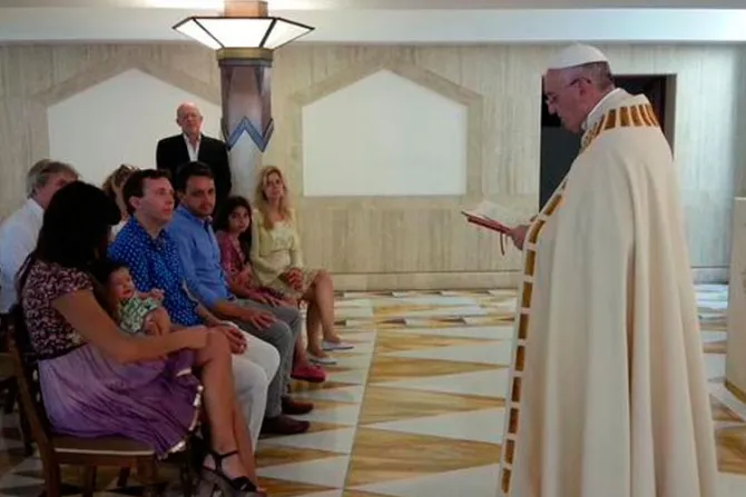 El Papa Francisco bautiza a dos niñas argentinas en el Vaticano
