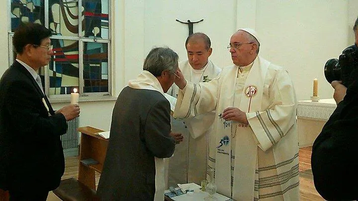 El Papa bautiza a Francisco en la Nunciatura Apostólica de Seúl (Foto Comité Preparatorio de la Visita del Papa Francisco a Corea)?w=200&h=150