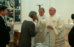 El Papa bautiza a Francisco en la Nunciatura Apostu00f3lica de Seu00fal (Foto Comitu00e9 Preparatorio de la Visita del Papa Francisco a Corea) 